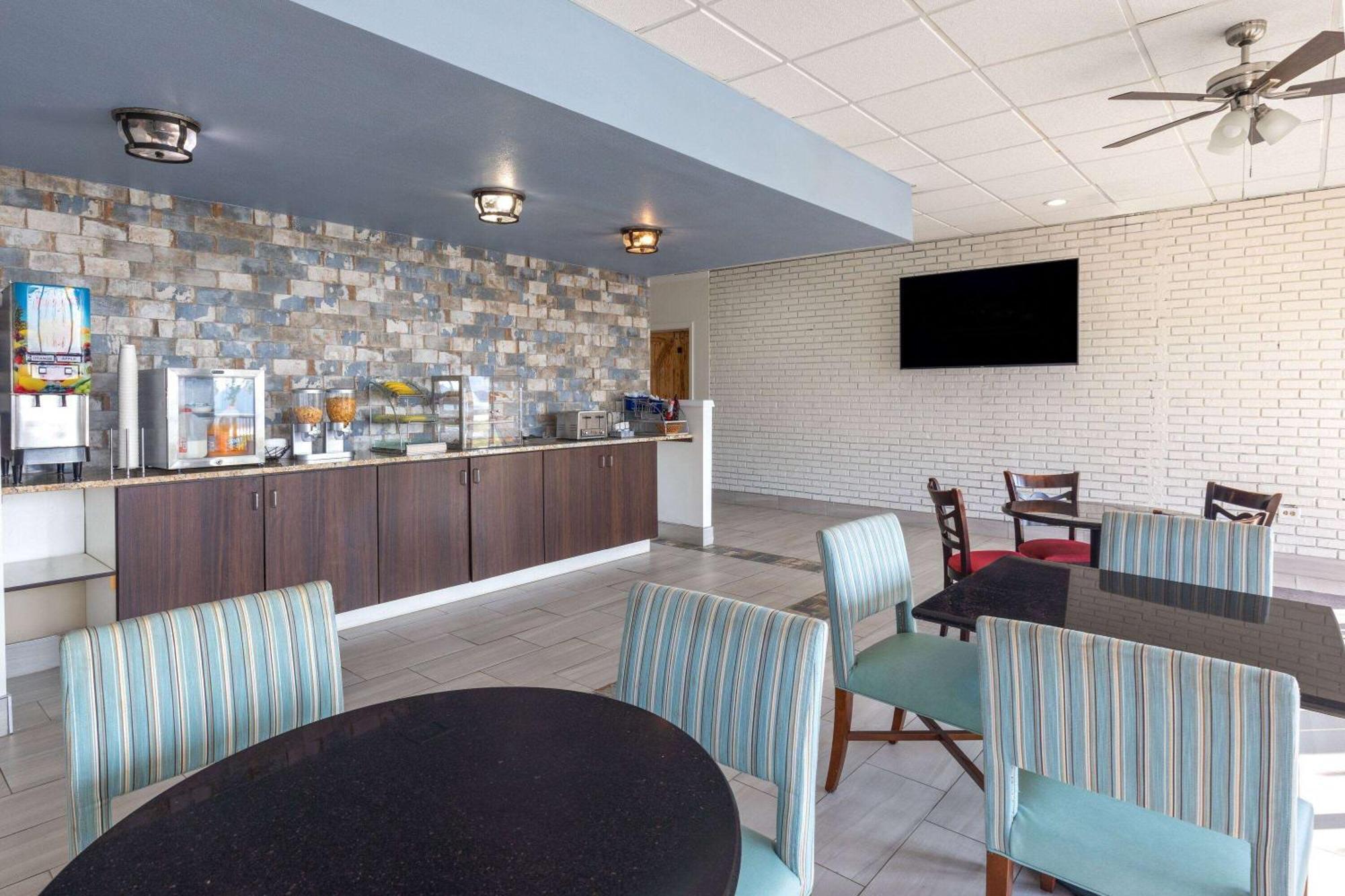 Super 8 By Wyndham Riverside Al Exterior foto