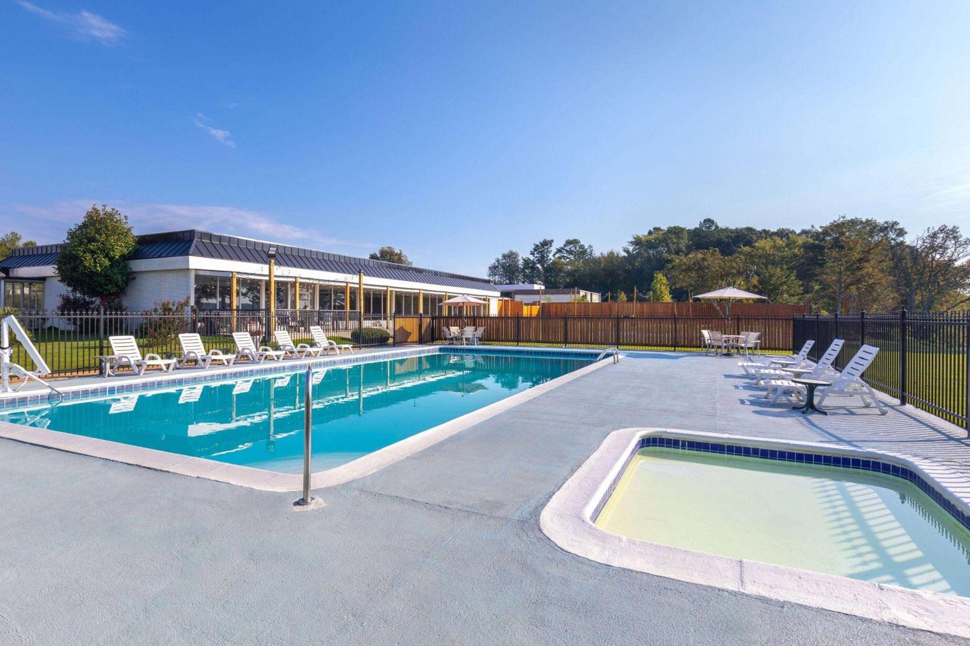 Super 8 By Wyndham Riverside Al Exterior foto